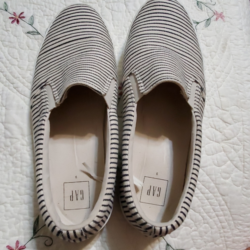 Gap canvas shoes